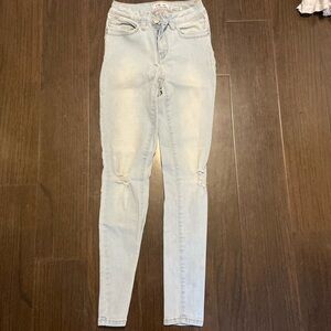 Mid high rise Light washed jeans with rips on the knees